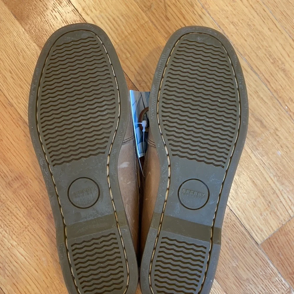 New with tags classic sperry boat shoes in size 7 - Picture 2 of 3